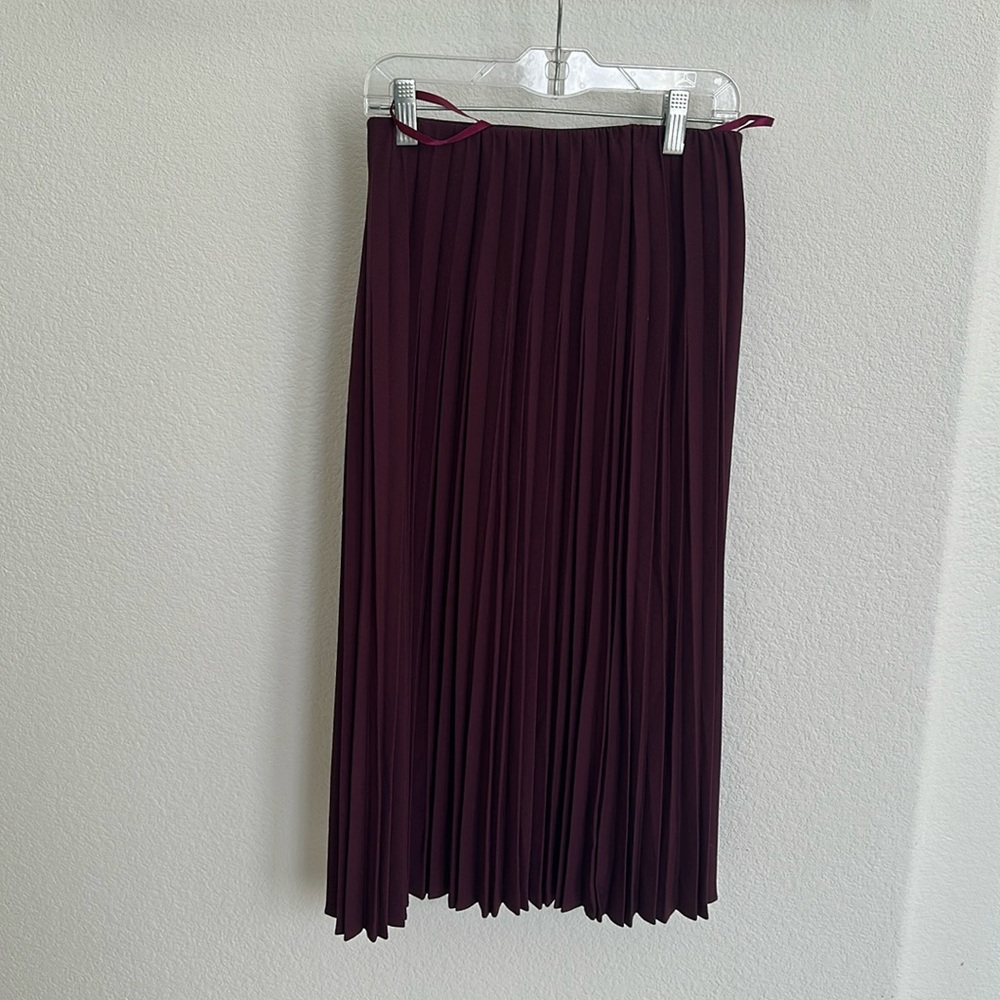 Plum UNIQLO pleated midi skirt with elastic waist. Lined.

Never worn.